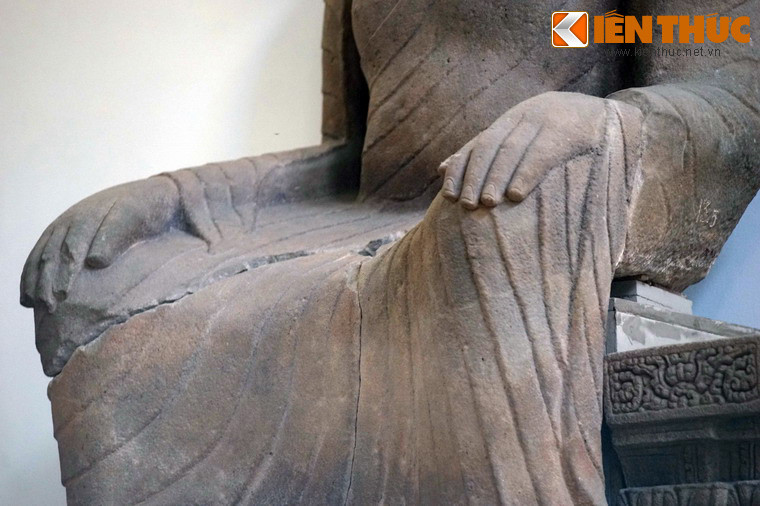 Tượng cao khoảng 2m, được tạo hình trong tư thế ngồi thẳng lưng với hai tay đặt trên hai đầu gối.