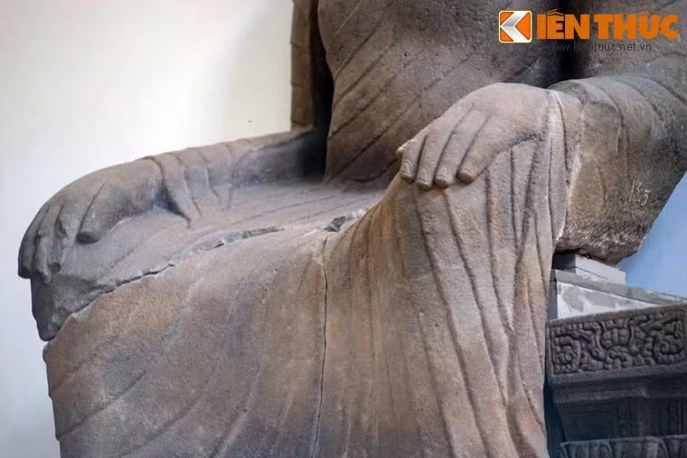 Tượng cao khoảng 2m, được tạo hình trong tư thế ngồi thẳng lưng với hai tay đặt trên hai đầu gối.