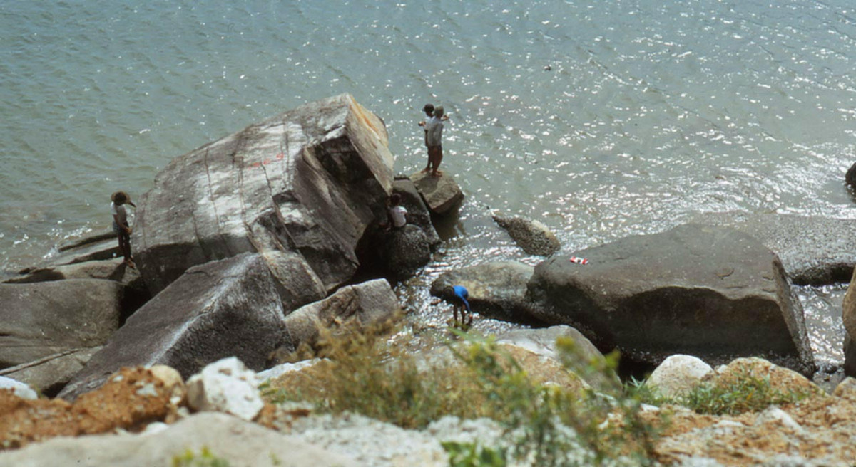 Trẻ em câu cá ở vịnh Vũng Rô. Ảnh: Steve.