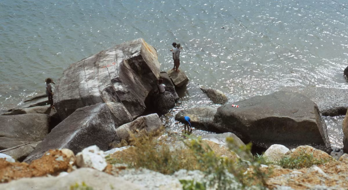 Trẻ em câu cá ở vịnh Vũng Rô. Ảnh: Steve.