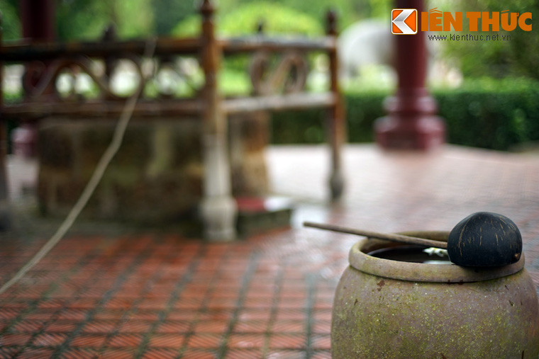 Xưa kia, giếng nước trong sân nhà Tây Sơn tam kiệt là giếng nước chính của làng Kiên Mỹ nên người dân gọi đó là giếng làng. Sau này, làng có thêm nhiều giếng mới nhưng nhiều người vẫn thích dùng nước giếng làng vì nước rất mát và ngon.