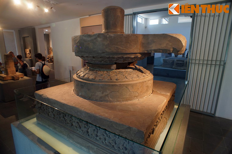 Dạng Linga kết hợp với Yoni hay còn gọi là Linga - Yoni được coi là biểu tượng sự sáng tạo của thần Siva. Ở dạng này, thần Siva còn được gọi là “Thần giấc ngủ”. Ảnh: Bảo vật quốc gia Đài thờ Trà Kiệu (BT Điêu khắc Chăm Đà Nẵng) với hình tượng Linga - Yoni ở phần trên.