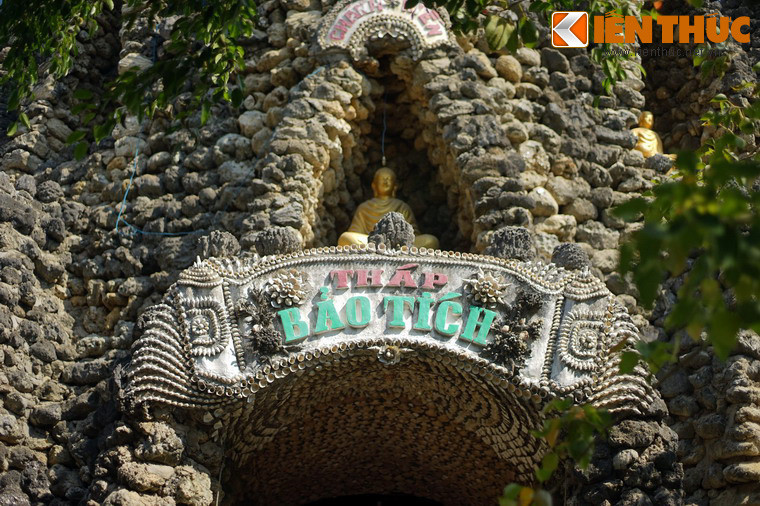 Hàng ngày, chỉ có 12 thầy và tiểu tu tập ở chùa thay phiên vác đá, trộn hồ, dòng dây, xây cất… ròng rã suốt hơn 4 năm mới hoàn thành.