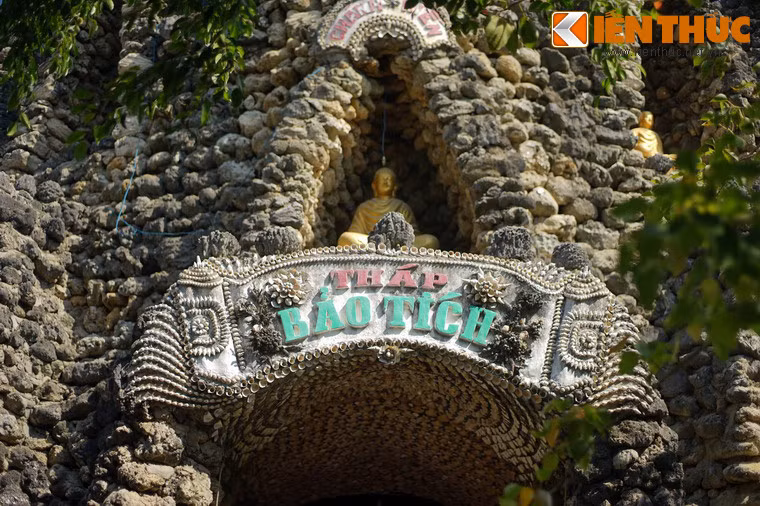 Hàng ngày, chỉ có 12 thầy và tiểu tu tập ở chùa thay phiên vác đá, trộn hồ, dòng dây, xây cất… ròng rã suốt hơn 4 năm mới hoàn thành.