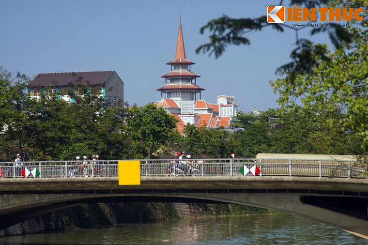 Bên cạnh các phủ đệ, bờ sông An Cựu cũng là nơi tọa lạc của hai nhà thờ nổi tiếng với kiến trúc độc đáo ở Huế. Đầu tiên là Nhà thờ Dòng Chúa Cứu Thế Huế, được khởi công vào tháng 1/1959 và khánh thành vào tháng 8/1962 theo thiết kế của kiến trúc sư Nguyễn Mỹ Lộc.