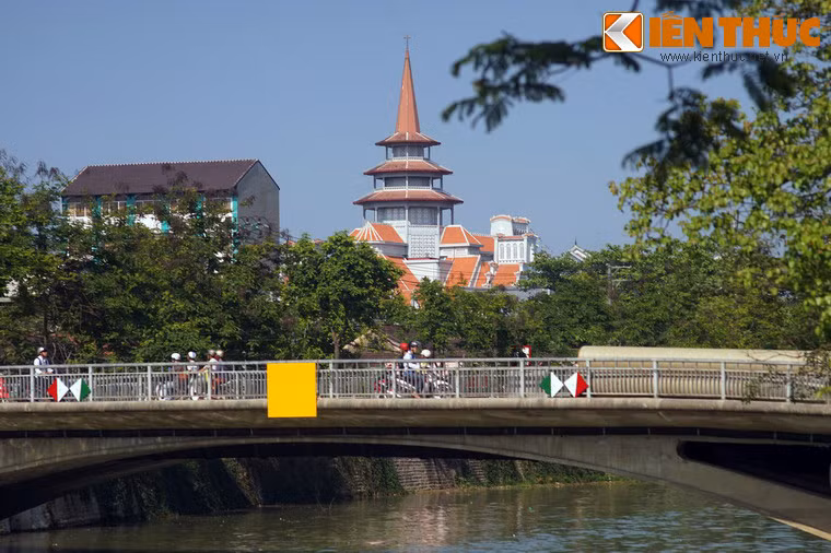 Bên cạnh các phủ đệ, bờ sông An Cựu cũng là nơi tọa lạc của hai nhà thờ nổi tiếng với kiến trúc độc đáo ở Huế. Đầu tiên là Nhà thờ Dòng Chúa Cứu Thế Huế, được khởi công vào tháng 1/1959 và khánh thành vào tháng 8/1962 theo thiết kế của kiến trúc sư Nguyễn Mỹ Lộc.