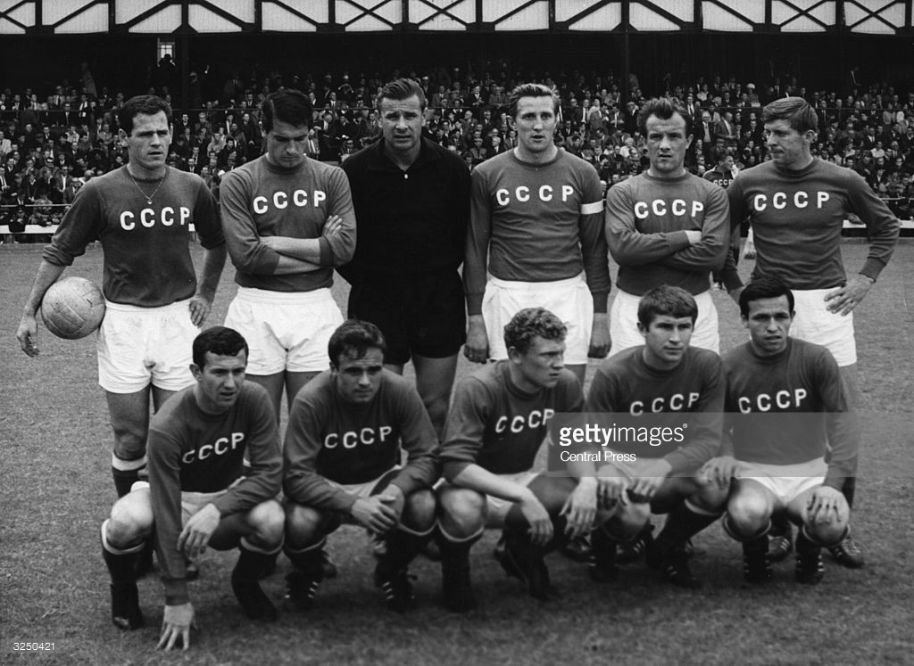 Thủ môn Lev Yashin cùng đồng đội chụp ảnh trước trận tứ kết World Cup 1966 giữa Liên Xô - Hungary, ngày 23/7/1966. Ảnh: Getty.