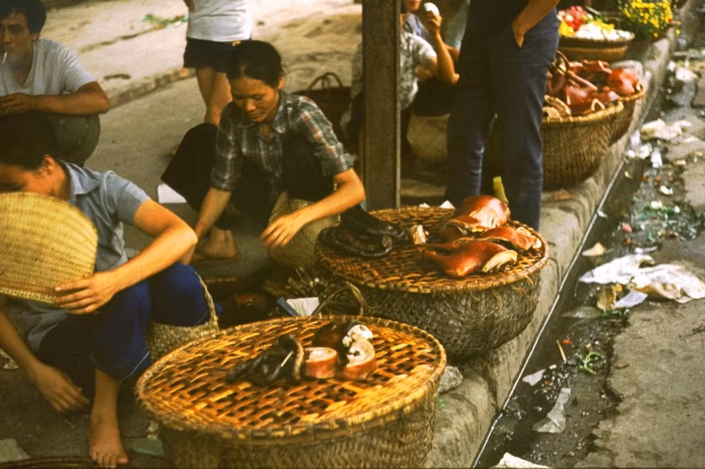 Các quầy bán thịt chó ở vỉa hè quận 10. Ảnh: Günter Mosle.