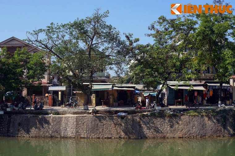 Trái lại, mùa nắng hạn, nước sông cạn, có khi cạn gần đến đáy sông và lại có màu vàng đục của lớp phù sa dưới đáy.