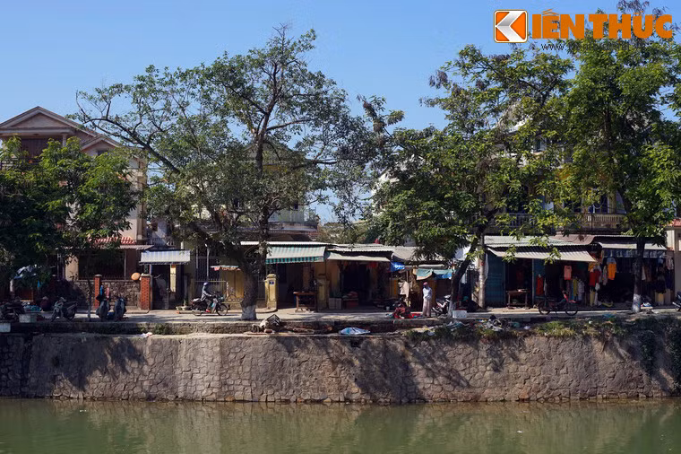 Trái lại, mùa nắng hạn, nước sông cạn, có khi cạn gần đến đáy sông và lại có màu vàng đục của lớp phù sa dưới đáy.