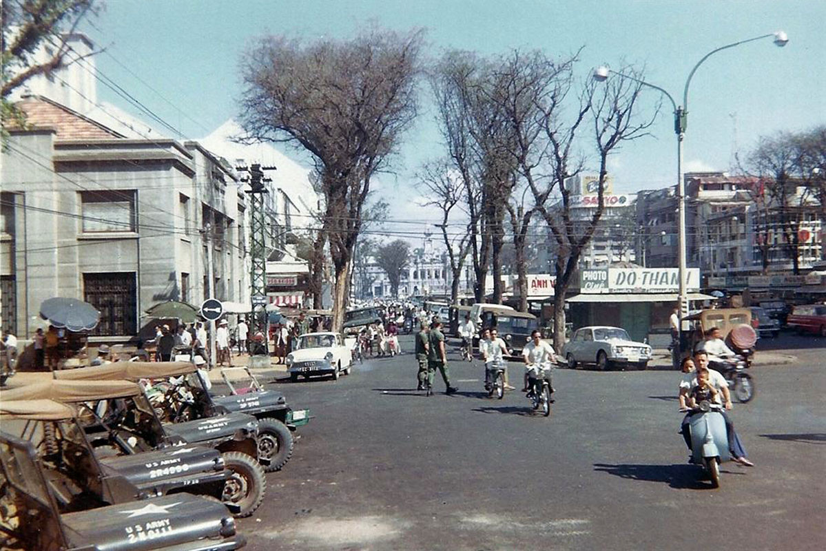 Tòa nhà bên trái là câu lạc bộ USO, một câu lạc bộ giải trí cho lính Mỹ nằm trên đại lộ Nguyễn Huệ. Ảnh: David Stromberger.