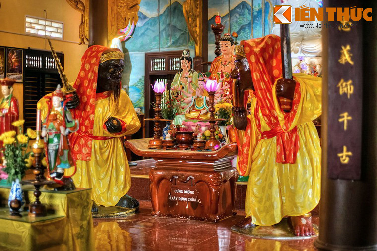 Từ tượng thờ của người Chăm, hai pho tượng cổ đã được Việt hóa bằng giai thoại về Ông Đỏ, Ông Đen và được sơn màu, mặc áo để đưa vào chùa thờ cùng các vị Phật, Bồ tát của Phật giáo Việt.