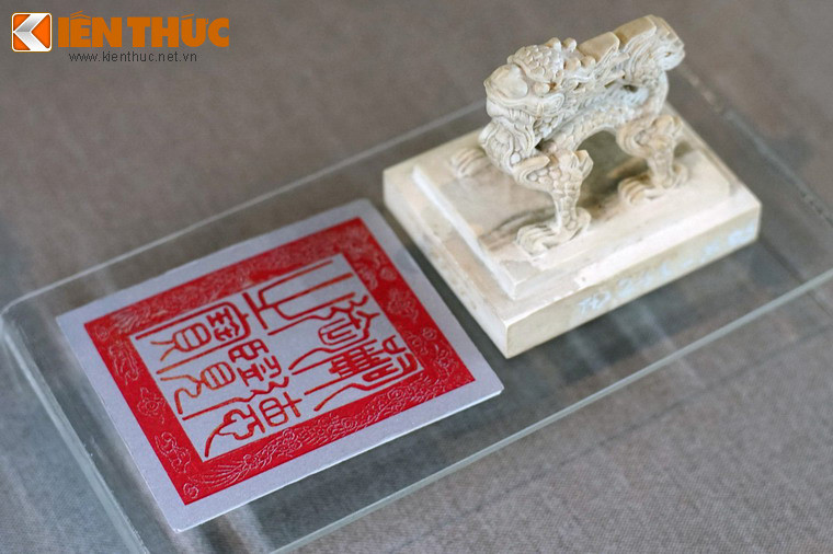 Ấn ngà "Giám vu thành hiến vĩnh vô khiên", nghĩa là "Xét theo phép tắc đã có, sẽ mãi mãi không lầm lỗi".