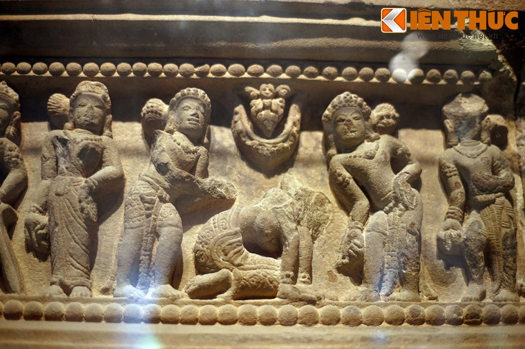 Ba cạnh còn lại chạm khắc các nhân vật với các hình dáng, tư thế khác nhau, cảnh sinh hoạt tôn thờ của các vị thần...