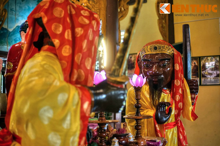 Hai pho tượng cổ này có từ thời người người Chăm còn ở thành Đồ Bàn (thuộc địa bàn xã Nhơn Hậu ngày nay). Do chiến tranh, hai pho tượng đã bị chôn vùi trong lòng đất hàng trăm năm, sau đó được người Việt phát hiện, đào lên và thờ dưới tên gọi Ông Đỏ, Ông Đen.