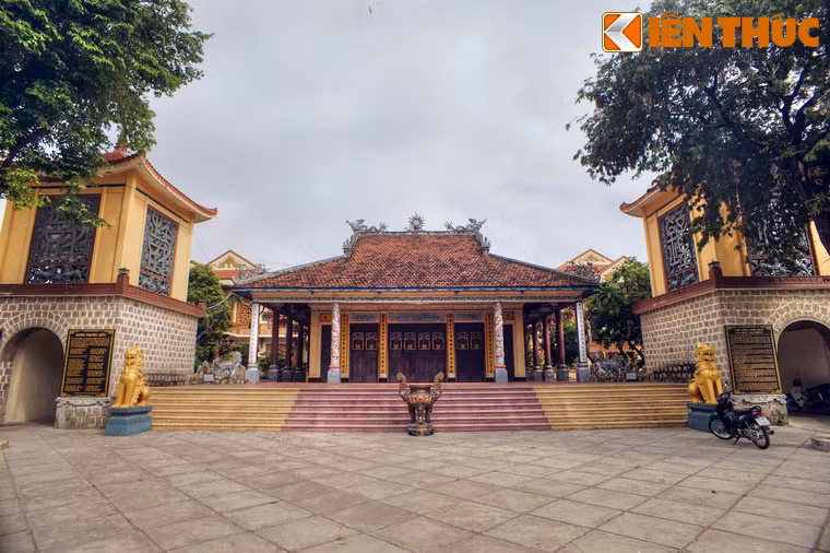 Phía sau tượng Phật A Di Đà là khu văn phòng Ban Trị sự Phật giáo tỉnh Bình Định và các giảng đường.