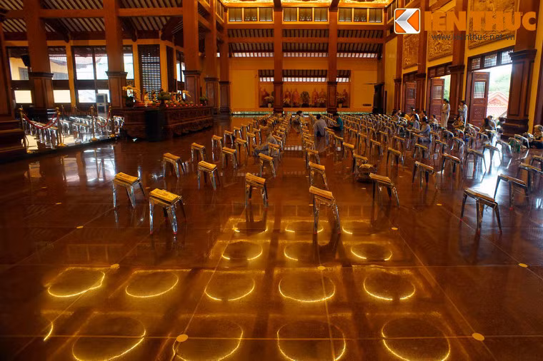 Sàn chính điện lát đá hoa cương bóng loáng như gương, phản chiếu ánh sáng rực rỡ từ những ngọn đèn.