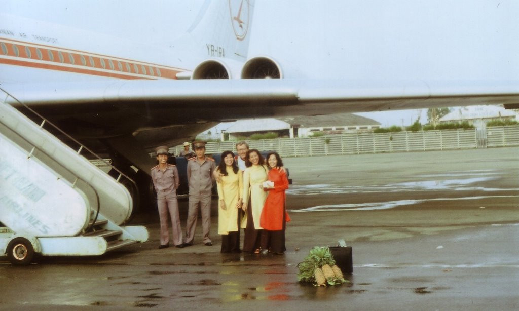 Ông Günter Mosle chụp ảnh lưu niệm trước máy bay của hãng hàng không Romania tại sân bay Tân Sơn Nhất. Ảnh: Günter Mosle.