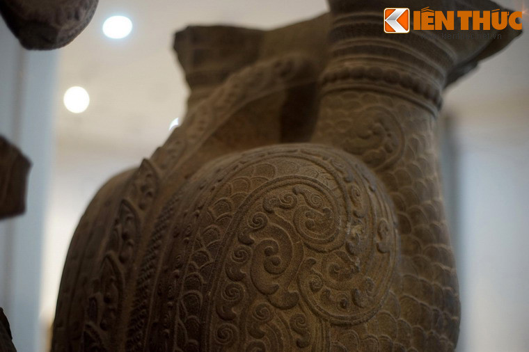 Cặp mông tròn trịa làm tăng thêm yếu tố hài hước cho tác phẩm.