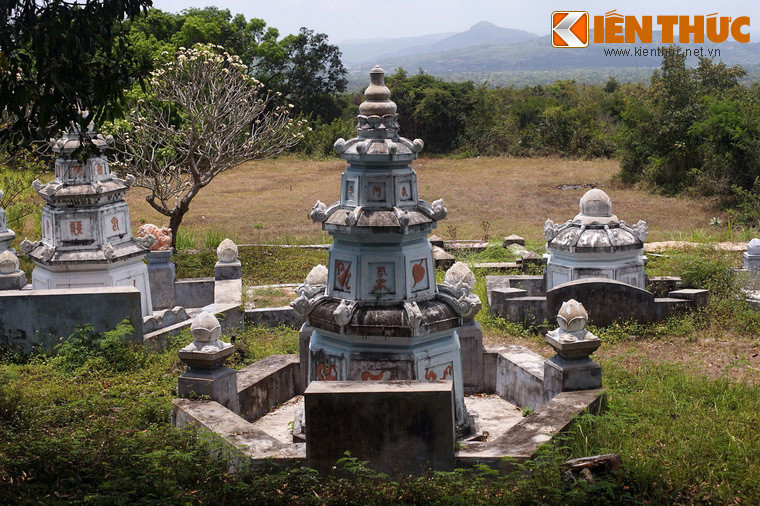 Khu mộ tháp của chùa Đá Trắng có nhiều ngôi mộ cổ tuổi đời hàng thế kỷ. Các công trình này được trang trí hoa văn, phù điêu và tượng thú khá đa dạng và tinh xảo.