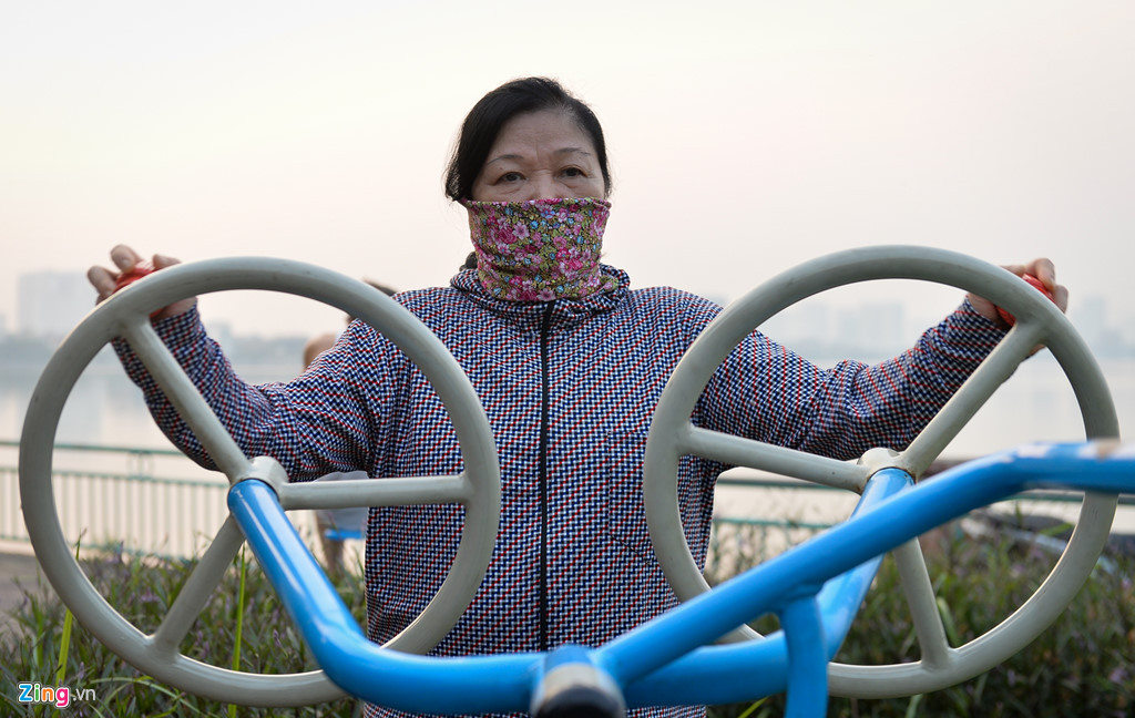 Trong chiều 30/9 và sáng 1/10, nhiều người dân đã mang khẩu trang đi tập thể dục. Bà Dung, nhà ở đường Thụy Khuê, cho biết bản thân bị viêm họng. Khi không khí quá ô nhiễm bà buộc phải quàng khăn kín mũi để đảm bảo sức khoẻ.