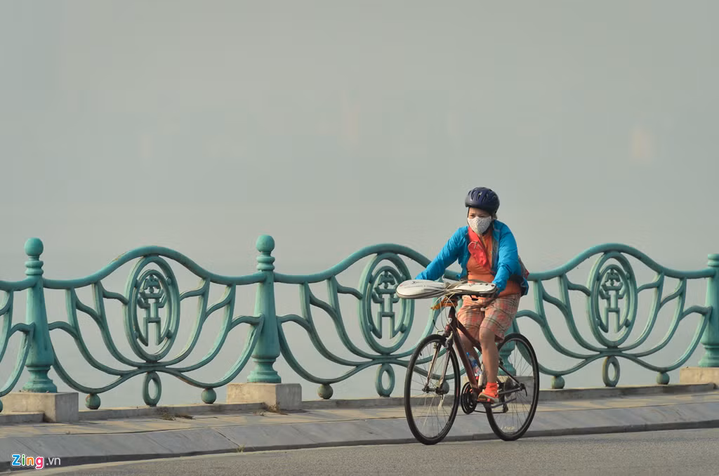 Tại đây, do có nhiều hơi nước nên tầm nhìn hạn chế. Sáng 1/10, mặt hồ mù mịt trong màn sương.