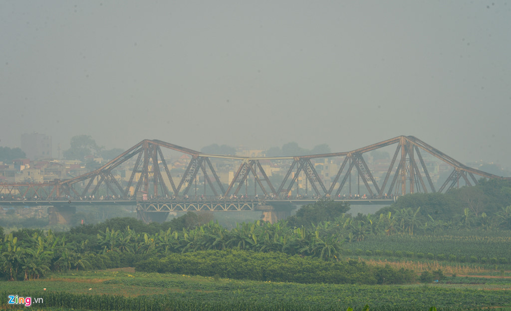 Cầu Long Biên cũng trở nên mờ ảo khi nhìn từ phía cầu Chương Dương. Chỉ số ô nhiễm của quận Long Biên sáng nay là 207, theo Air Visual.