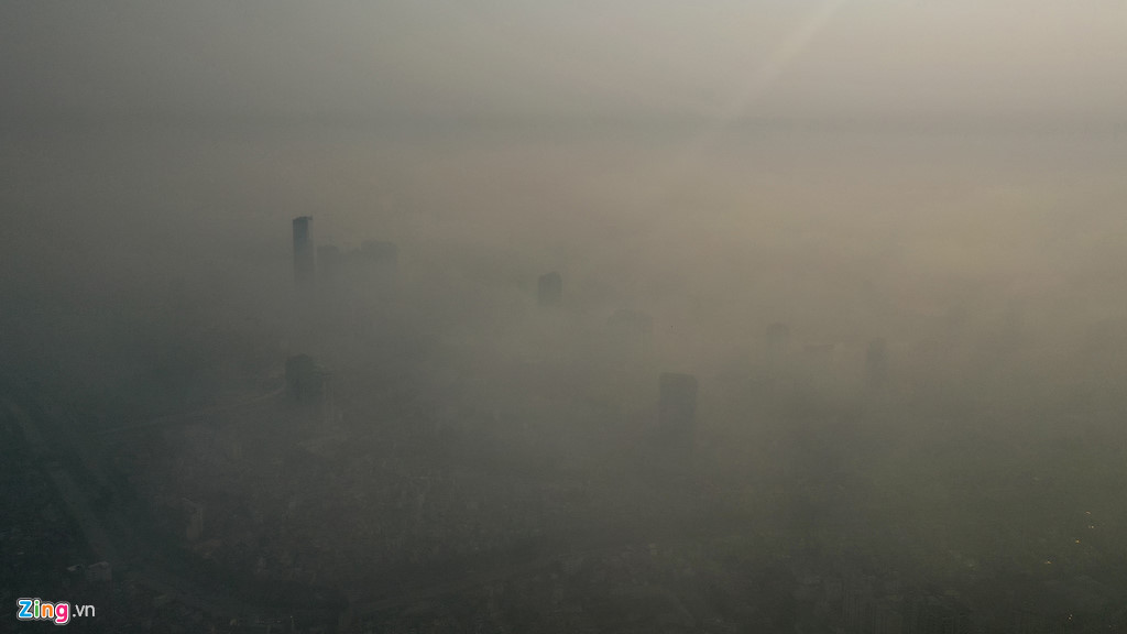 Theo các nhiếp ảnh gia hiếm khi nào họ chụp ảnh từ trên độ cao hơn 200 m lại mịt mù một cách lạ kỳ như thời điểm này.