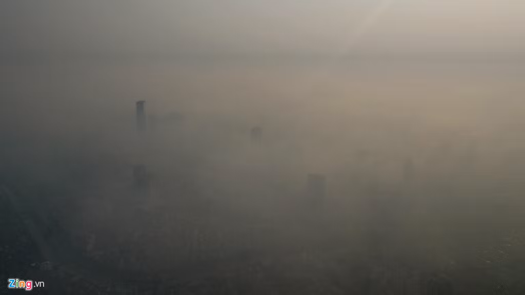 Theo các nhiếp ảnh gia hiếm khi nào họ chụp ảnh từ trên độ cao hơn 200 m lại mịt mù một cách lạ kỳ như thời điểm này.