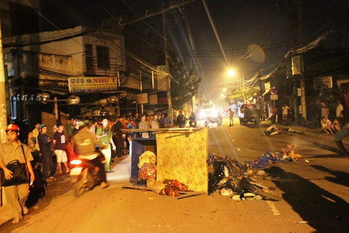 Vợ và con nhỏ của người chạy xe lôi cũng bị thương nặng sau vụ tai nạn. Được biết gia cảnh của 2 vợ chồng người chạy xe lôi đang hết sức bi đát, con bị thương nặng nhưng không có tiền đưa đến bệnh viện điều trị.