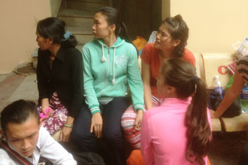 Cha chap nhan chet lao vào biẻn lủa khong cúu duọc con-Hinh-4