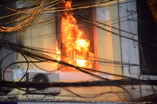 Cha chap nhan chet lao vào biẻn lủa khong cúu duọc con-Hinh-3