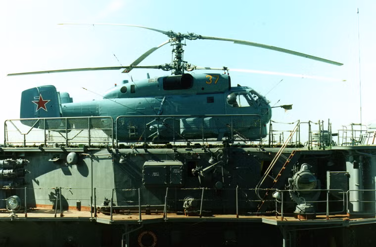 Trực thăng săn ngầm Ka-27PS có thể mang ngư lôi chống ngầm 400mm hoặc bom chìm, thủy lôi với sonar chủ động.