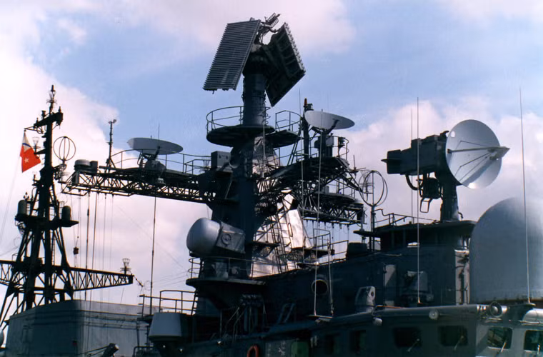 Cận cảnh "cột buồm" tàu khu trục Project 956 - nơi đạn hệ thống radar trinh sát đường không MR-760 (tầm trinh sát 230km với máy bay, 50km với tên lửa, bám 40 mục tiêu cùng lúc); radar dẫn đường tên lửa Mineral và các hệ thống khác.