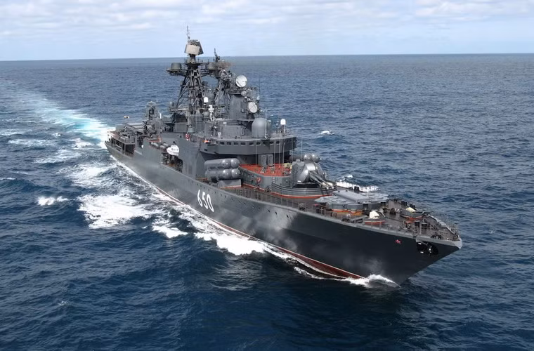 Tàu chiến Nga thăm Việt Nam mang tên Bystryy thuộc Project 956 (NATO định danh là lớp Sovremenny). Dù được khởi đóng từ những năm 1980, nhưng hiện đây vẫn là một trong những tàu khu trục sở hữu sức mạnh tấn công đối hải mạnh mẽ nhất trên thế giới. Vai trò chính của lớp tàu khu trục này là tấn công mọi tàu chiến mặt nước, tàu ngầm của đối phương trong khi có khả năng phòng không bảo vệ tàu và hộ tống tàu vận tải khác.