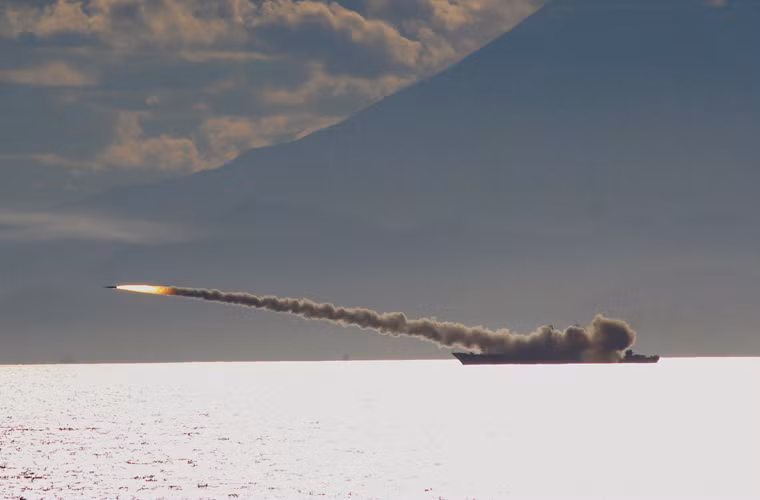 Điều làm nên sự đáng gờm của tàu chiến đã 27 năm tuổi này là sở hữu hệ thống tên lửa chống hạm uy lực bậc nhất trên thế giới – tổ hợp tên lửa hành trình P-270 Moskit.