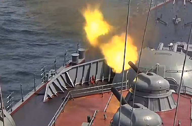 Bốn pháo AK-630 6 nòng cỡ 30mm với tốc độ bắn 5.000 phát/phút đảm bảo thiết lập màn đạn dày đặc diệt mọi mục tiêu ở cự ly tối đa 4.000m.