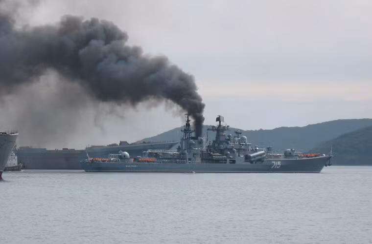 Dù có hỏa lực vũ khí mạnh mẽ, nhưng tàu khu trục Project 956 nói chung và Bystryy nói riêng lại sở hữu hệ thống động lực tồi. Ảnh: Ống khói tàu đang xả khói đen mù mịt, trong chiến đấu, vệt khói đen cũng đủ để đối phương xác định mục tiêu và ra đòn tấn công.