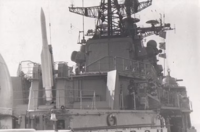 Khả năng phòng không của Project 956 cũng rất đáng gờm với tổ hợp tên lửa 3S90 Uragan (biến thể trên biển của tổ hợp 9K37 Buk). Ảnh: Bệ phóng đơn lắp đạn tên lửa 9M38 của tổ hợp 3S90 trên tàu khu trục Project 956. Cơ số đạn dự trữ 48 quả, trang bị cơ cấu nạp đạn tự động lại cho bệ phóng sau khi bắn xong.