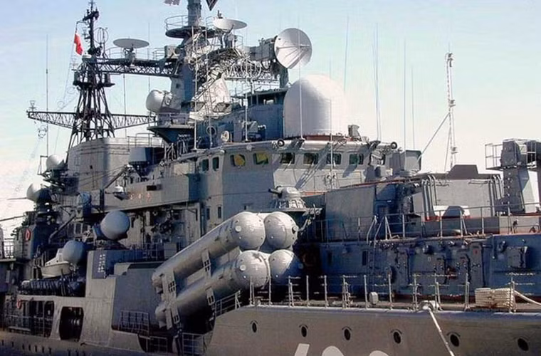 Tên lửa P-270 Moskit đạt tầm bắn tối thiểu 10km và tối đa 100-120km, trần bay pha cuối chỉ là 20m, trang bị đầu đạn xuyên giáp nặng 300kg. Ảnh: Một trong hai bệ phóng 4 ống (tổng cộng 8) bố trí dọc hai bên thượng tầng Project 956.