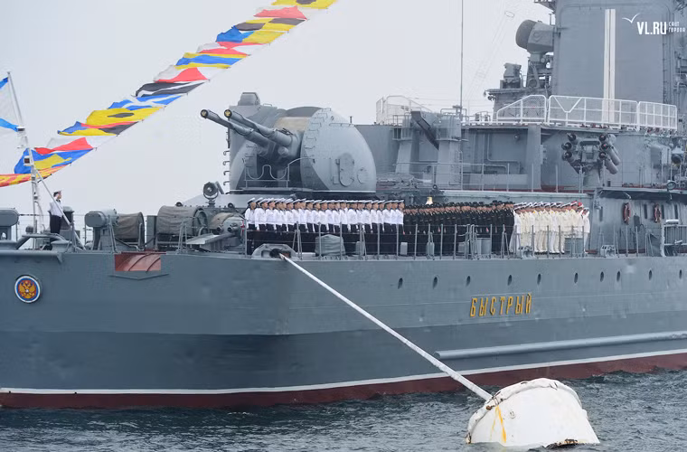 Ngoài tên lửa, tàu chiến Bystryy thăm Việt Nam còn có hệ thống pháo hạm, pháo phòng không rất mạnh gồm hai pháo hạm AK-130 (cỡ pháo hạm lớn nhất của Nga) và 4 pháo phòng không AK-630. Ảnh: Một trong hai bệ pháo hạm AK-130 trang bị hai nòng pháo 130mm đạt tầm bắn 23km với mục tiêu trên biển, tốc độ bắn tổng hai nòng là 70 phát/phút, cơ số đạn 150-180 viên. Pháo có thể vận hành tự động với radar dẫn bắn hoặc thủ công.