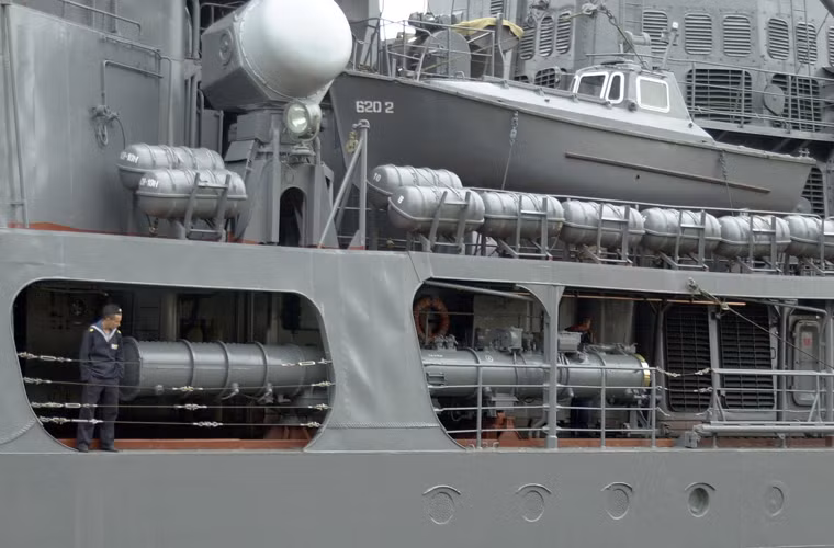 Khả năng chống ngầm của tàu khu trục Project 956 gồm có ngư lôi, bom phản lực RBU-1000 và trực thăng. Ảnh: Hai trong 4 ống phóng ngư lôi chống ngầm 533mm trang bị cho Project 956.