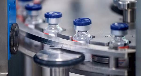 Sputnik V của Nga thực chất là hai loại vắc xin khác nhau, được tiêm cách nhau 21 ngày. Liều thứ nhất sử dụng vector là virus rAd26 (cùng loại với vắc-xin đang được phát triển bởi Johnson &amp; Johnson và Trường Y Harvard). Liều thứ hai là các vector rAd5.