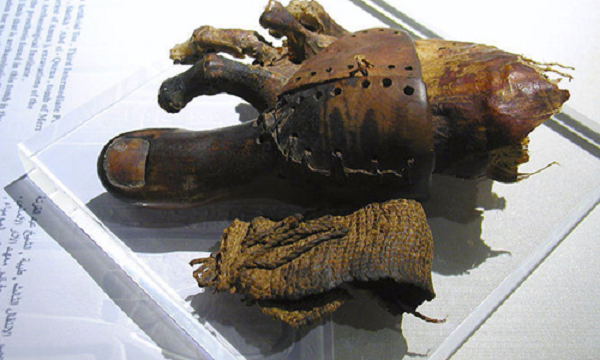 Từ trước đến nay, chúng ta đã phát hiện ra nhiều bằng chứng cho thấy việc "xuyên không" hoàn toàn có thể xảy ra. Một trong những bằng chứng đầu tiên về bí ẩn xuyên không là ngón chân giả được làm bằng gỗ, có niên đại cách ngày nay 3000 năm được phát hiện ở Ai Cập.