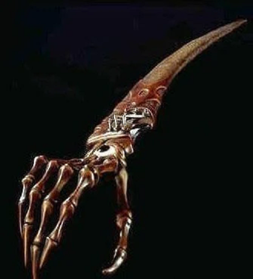 Ba ngày sau, người chủ nợ này phát điên và thiêu cháy tất cả mọi người trong gia đình mình. Được biết, những người nhận được con dao thần bí này sau đó cũng bị phát điên.