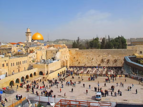 Tuy nhiên, giọt nước không bay hơi, cũng không loang rộng ra, chỉ tạo thành đúng hình giọt nước nước mắt thì thực sự là một điều bí ẩn. Giáo phái thần bí của Do Thái giáo còn đề cập đến một số lời tiên tri trong sách của họ, nếu như bức tường khóc chảy nước mắt, đó chính là điềm báo trước về ngày tận thế.