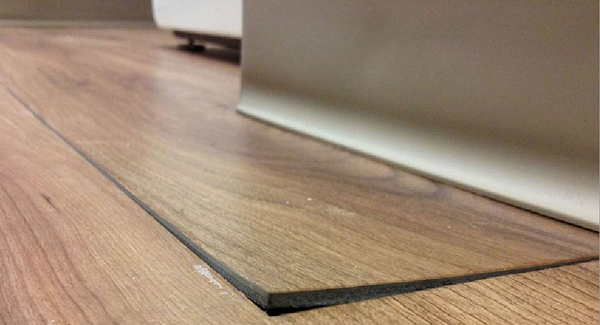 Đôi khi, những tiếng cót két ở sàn nhà hay cầu thang khiến chúng ta vô cùng sợ hãi vì có cảm giác như có người đột nhập và đang đi lại trong nhà.