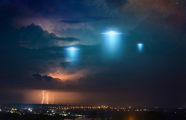 Lửa và khói bùng lên khi hai UFO bắn đại bác vào nhau, khiến các ngư dân ở phía dưới khiếp sợ. Sau đó, tàu từ phía bắc đến rút lui, hướng về phía Nam.