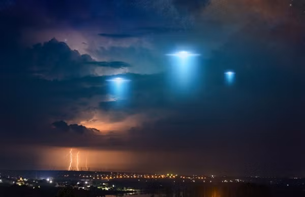 Lửa và khói bùng lên khi hai UFO bắn đại bác vào nhau, khiến các ngư dân ở phía dưới khiếp sợ. Sau đó, tàu từ phía bắc đến rút lui, hướng về phía Nam.