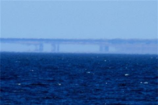 Bên cạnh đó, Aubeck và Shough cho rằng, một đàn chim sáo đá lớn bất thường có thể trông giống với cảnh tượng như vậy. Các đàn đôi khi hợp nhất với nhau thành những hình khối xác định, di chuyển theo khuôn mẫu trước khi tan ra.